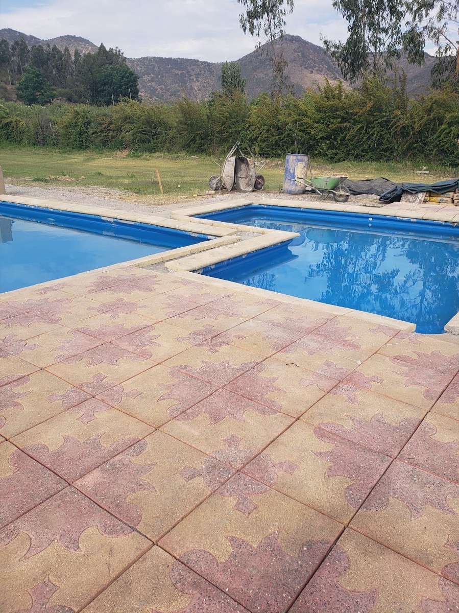 Borde de piscina con pastelones instalado por Maconypac