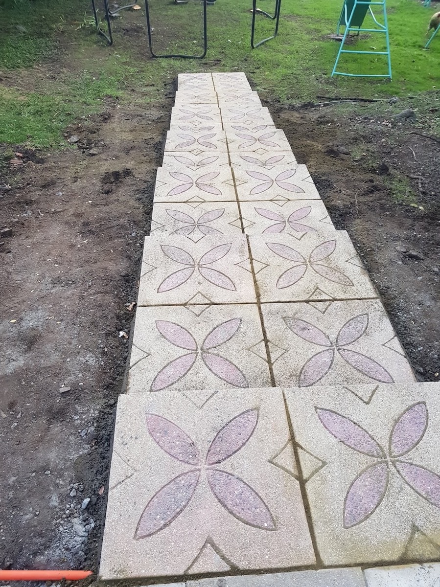 Sendero de pastelones recién instalado por nuestro equipo